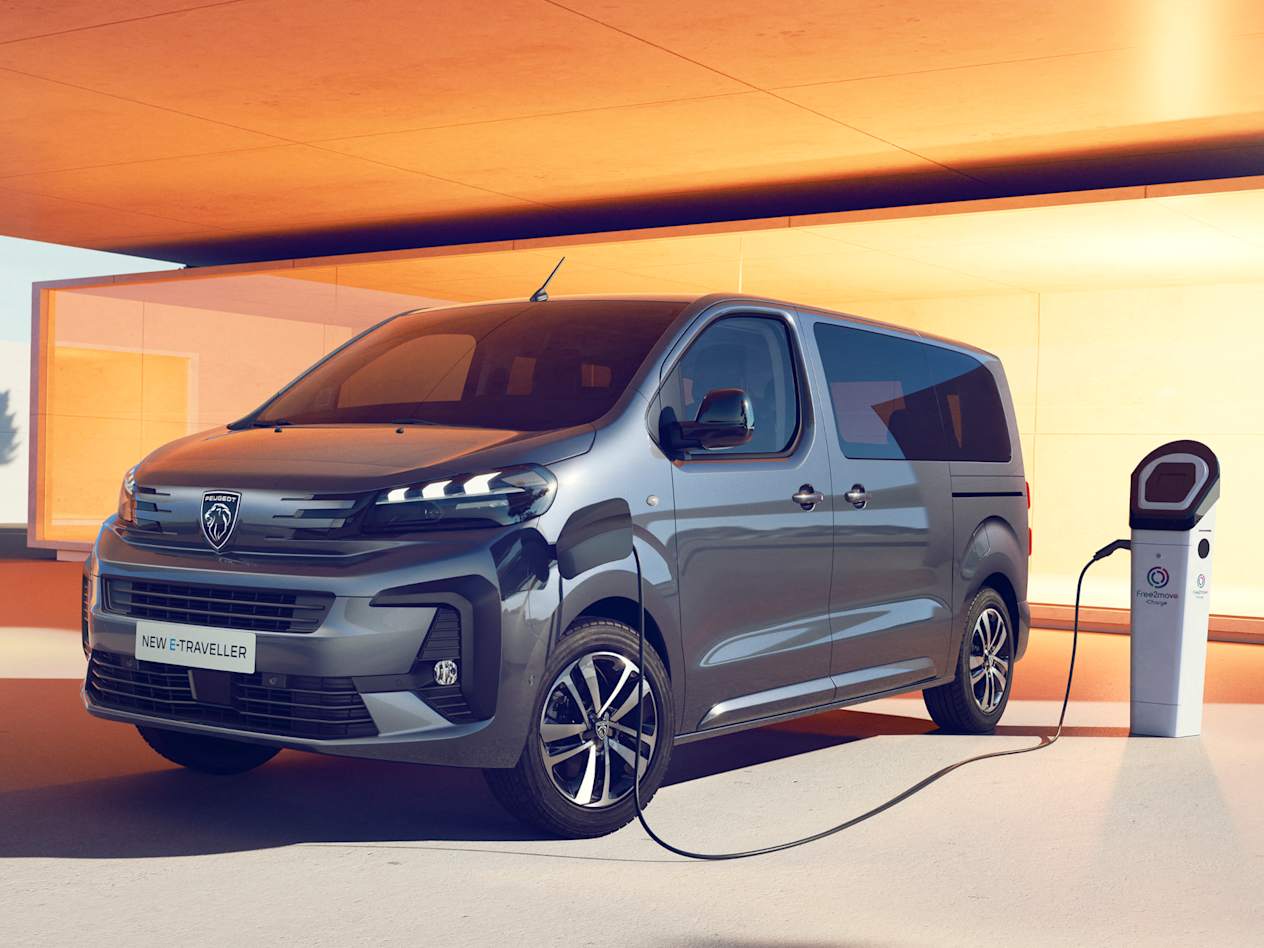 Peugeot Traveller 2024 : trois quarts avant gauche statique en charge