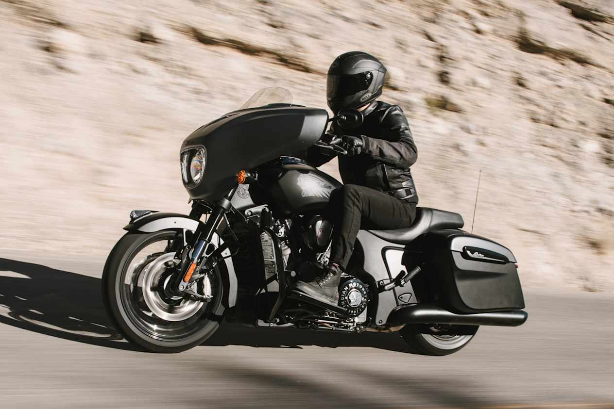 Indian Chieftain Powerplus Dark Horse 2025 : profil gauche sur route