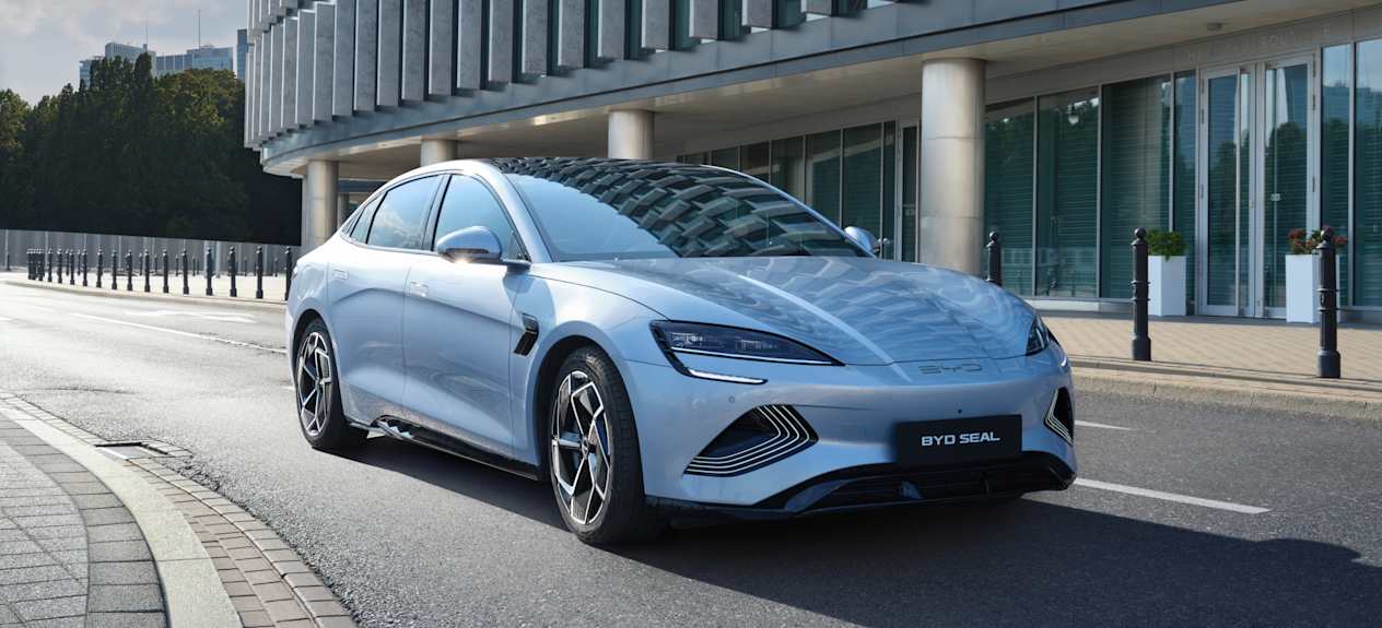 BYD Seal 2023 : trois quarts avant droit en ville