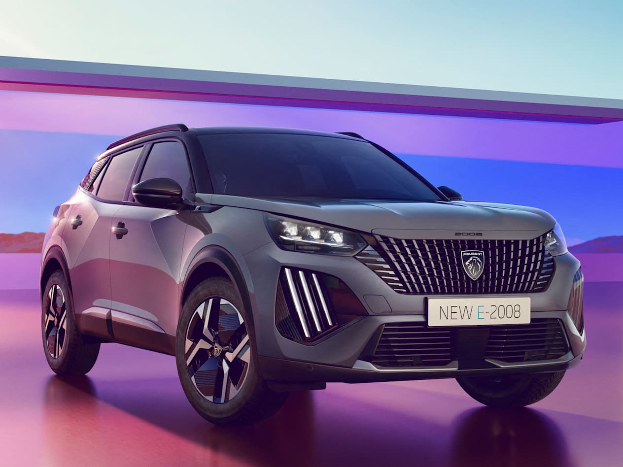 Peugeot 2008 2023 : trois quarts avant droit statique