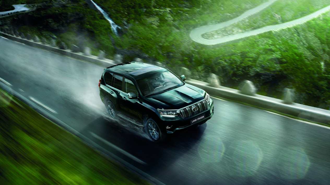Toyota Land Cruiser : trois quarts avant plongeant sur route de montagne