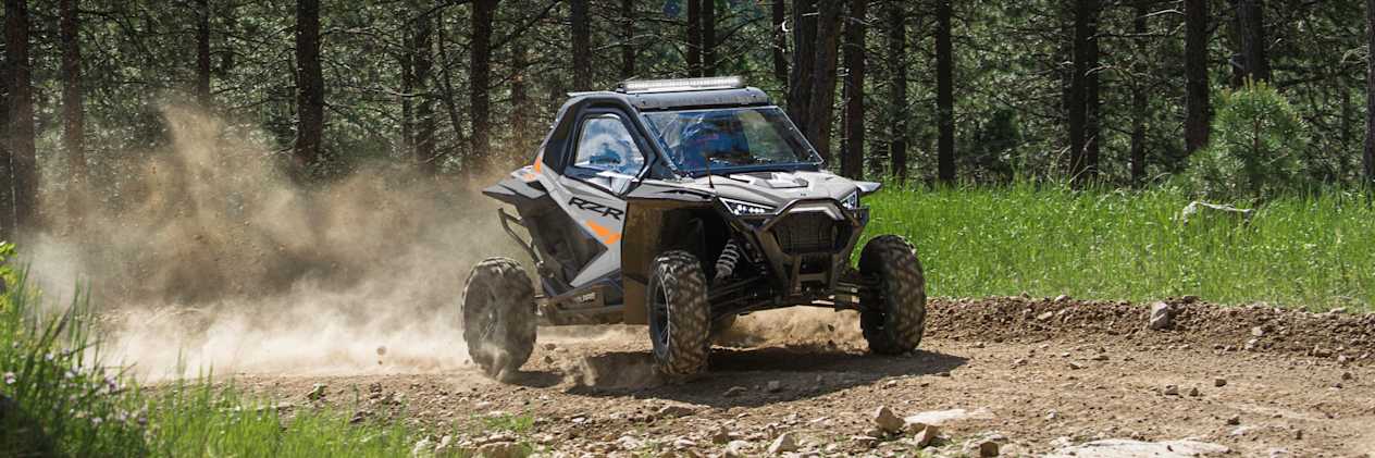 Polaris RZR Pro XP Sport 2023 : trois quarts avant sur chemin