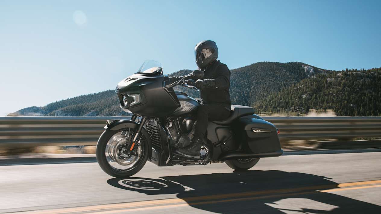 Indian Challenger Dark Horse Powerplus 112 2025 : trois quarts avant gauche sur route avec ciel bleu