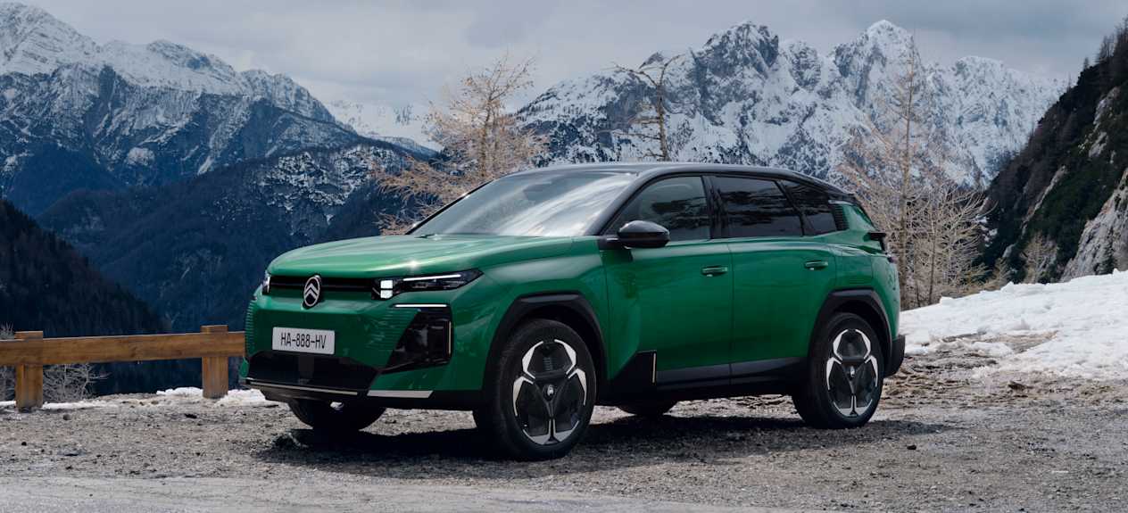 Citroën C5 Aircross 2025 : trois quarts avant gauche statique sur fond de montagnes