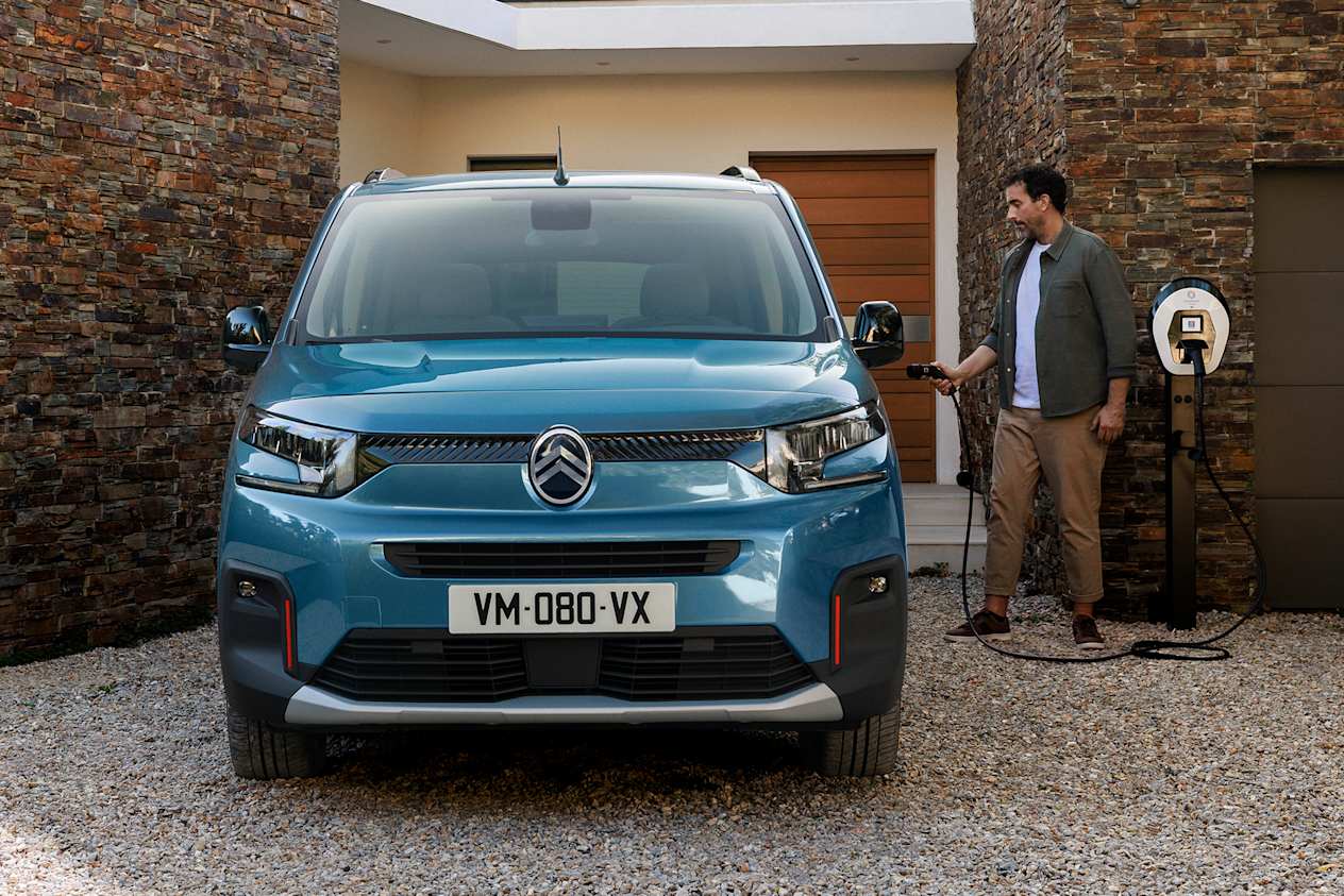 Citroën Berlingo 2024 : face avant statique en charge devant maison