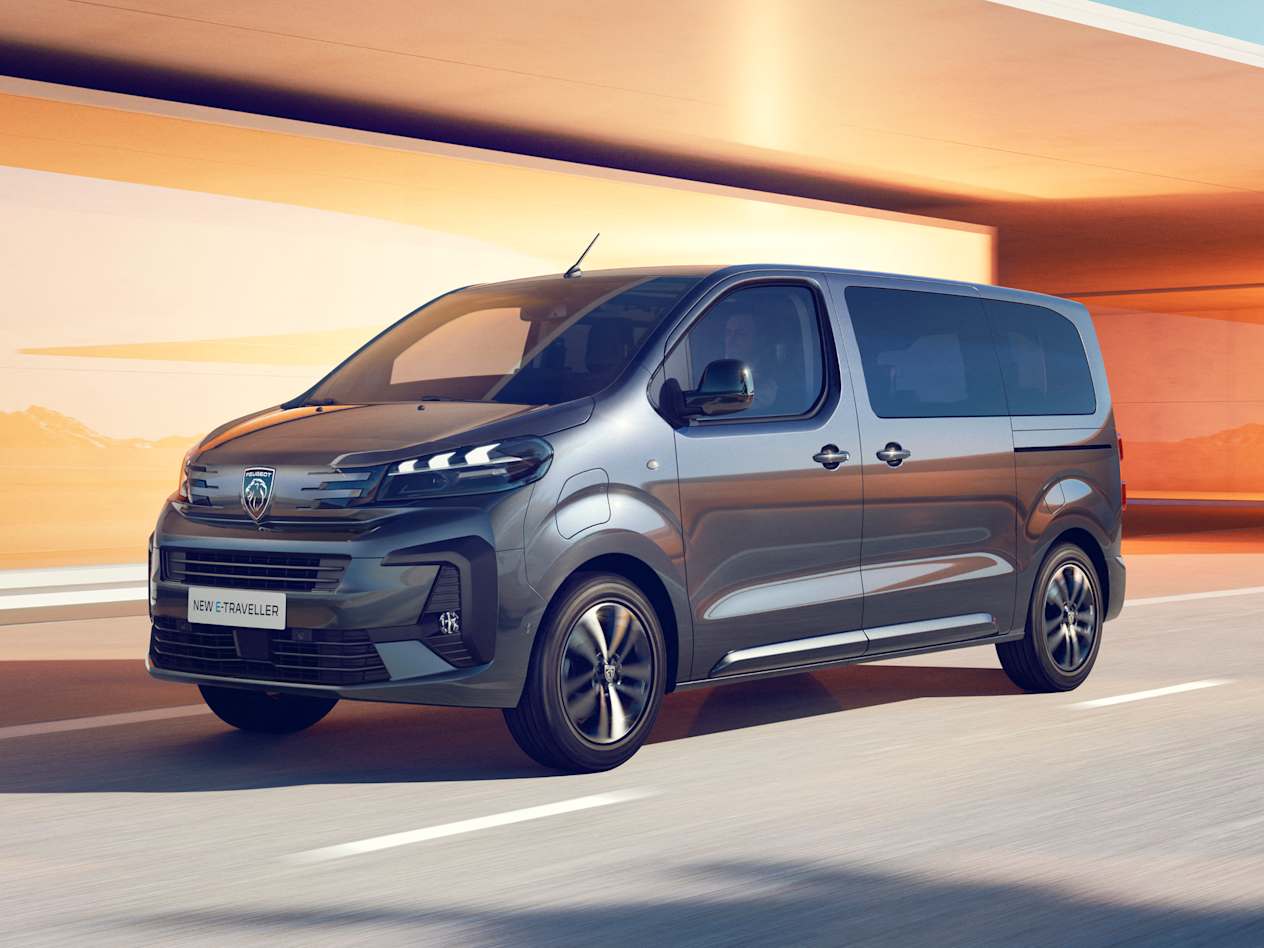 Peugeot Traveller 2024 : trois quarts avant gauche sur route