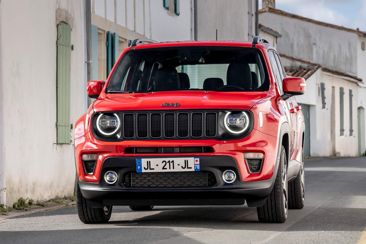 Jeep Renegade 4xe vue avant dans une ruelle