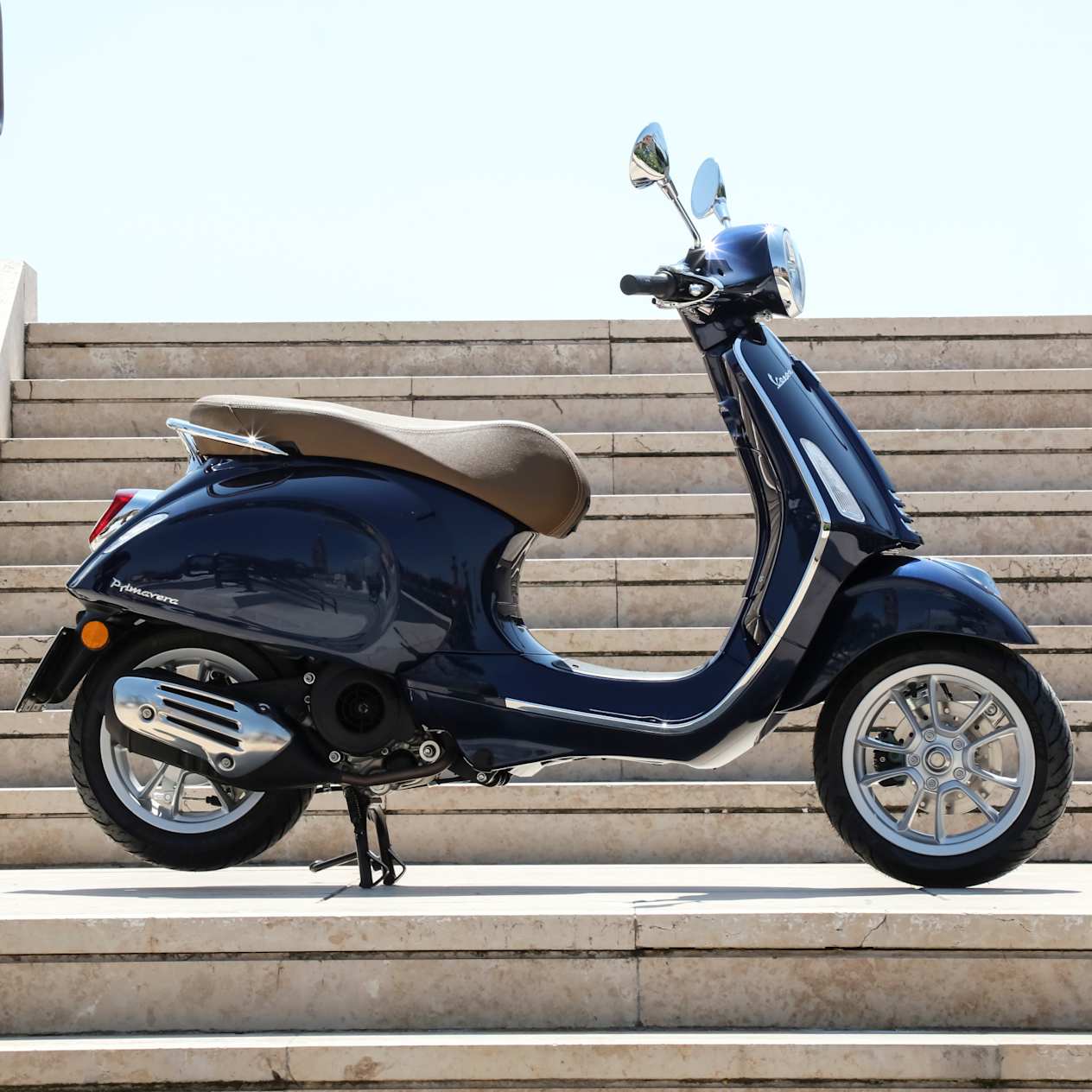 Vespa Primavera vue profil contrebas