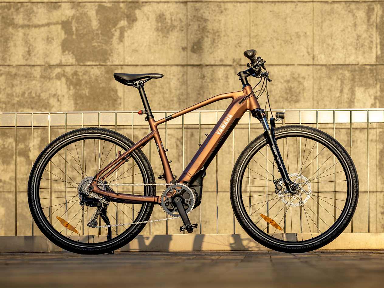 Yamaha Crosscore RC 2025 contre un mur