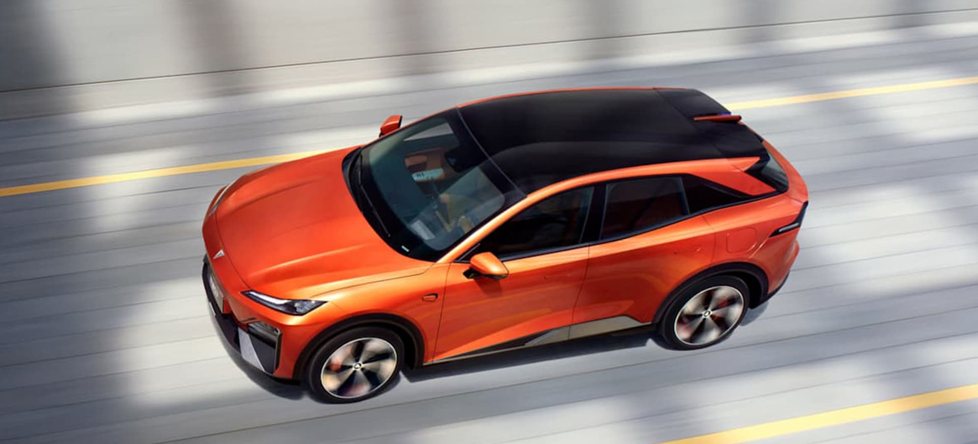 An orange Changan Deepal driving on a sleek, modern road with a blurred background.