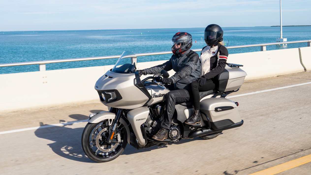 Indian Pursuit Dark Horse vue trois quarts avant sur route