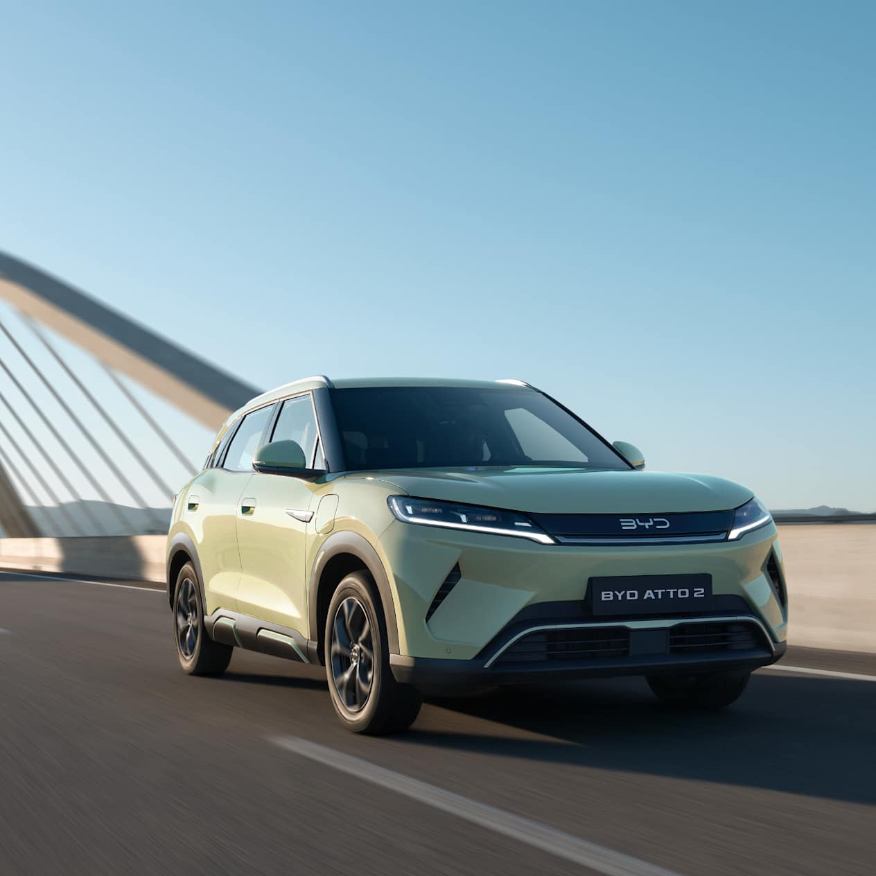 BYD Atto 2 2025 : trois quarts avant droit sur un pont