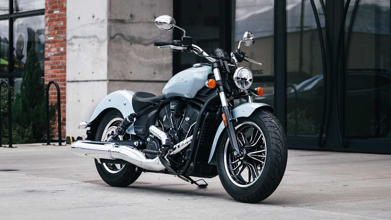 Indian Scout Sixty Classic Limited 2025 : trois quarts avant droit statique devant bâtiment