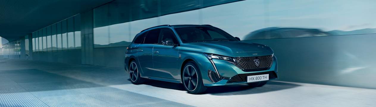 Peugeot 308 SW 2024 : trois quarts avant droit dynamique