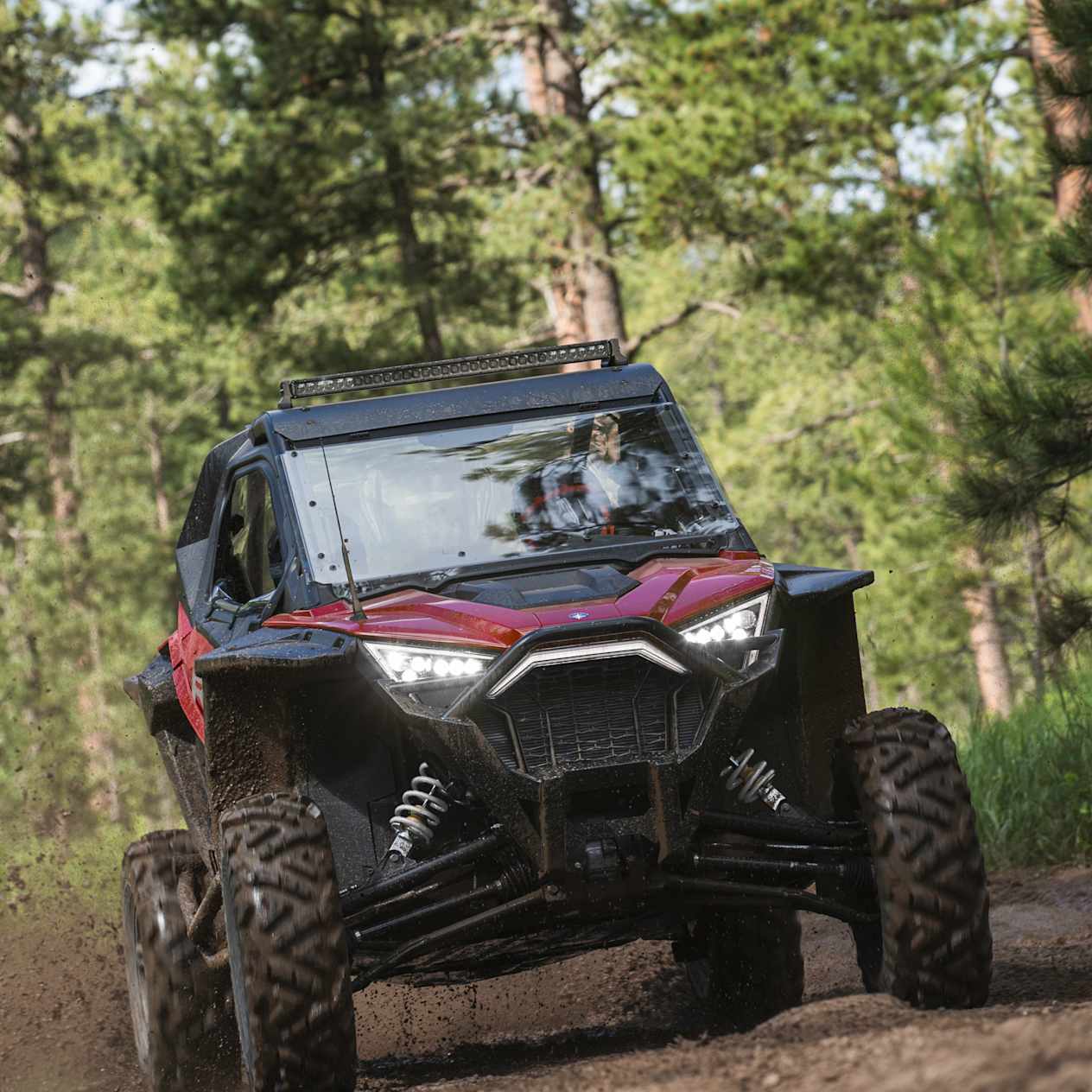 Polaris RZR Pro XP Ultimate 2023 : face avant sur chemin