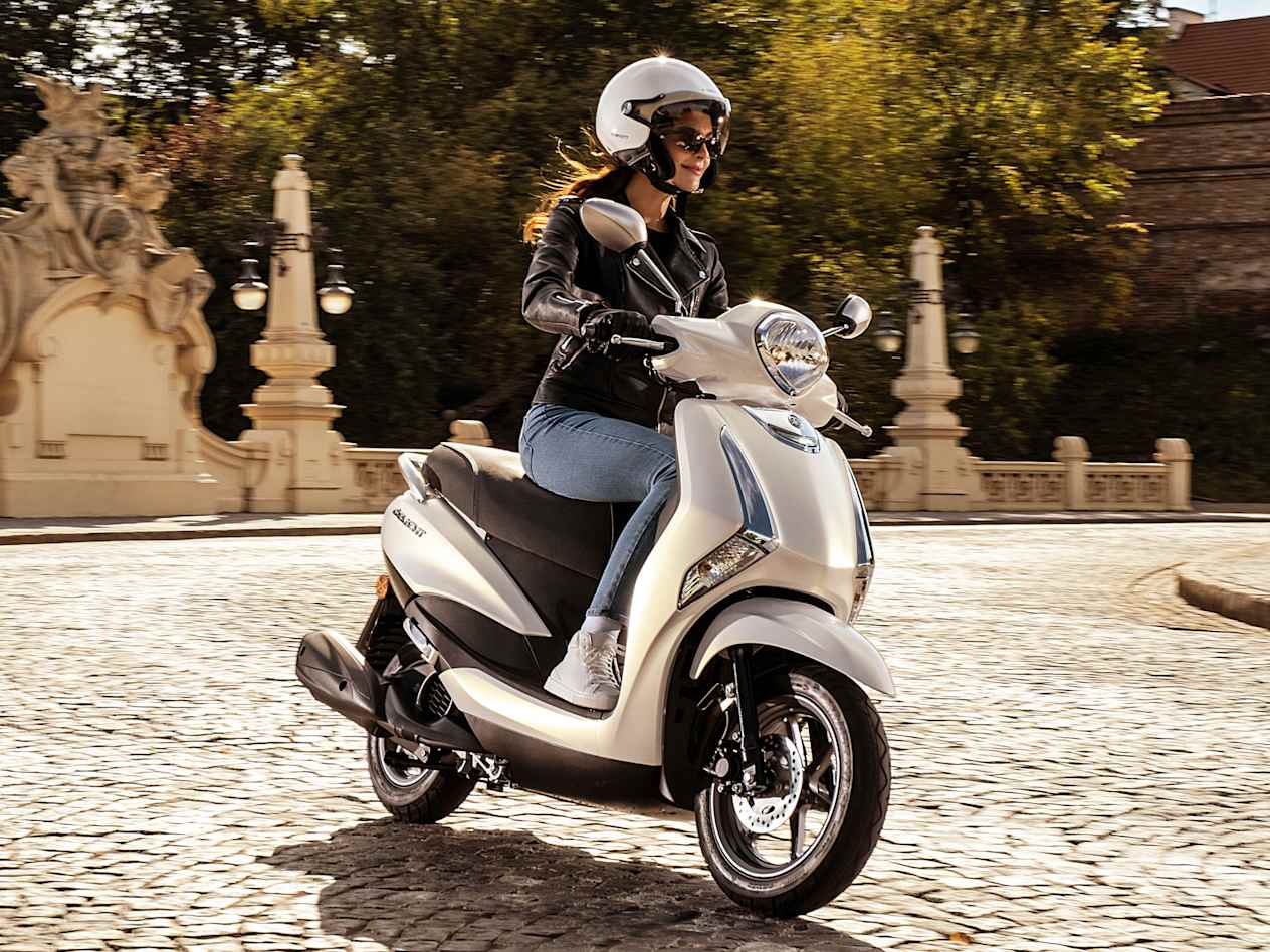 Yamaha D'elight 2021 : trois quarts avant droit en centre ville