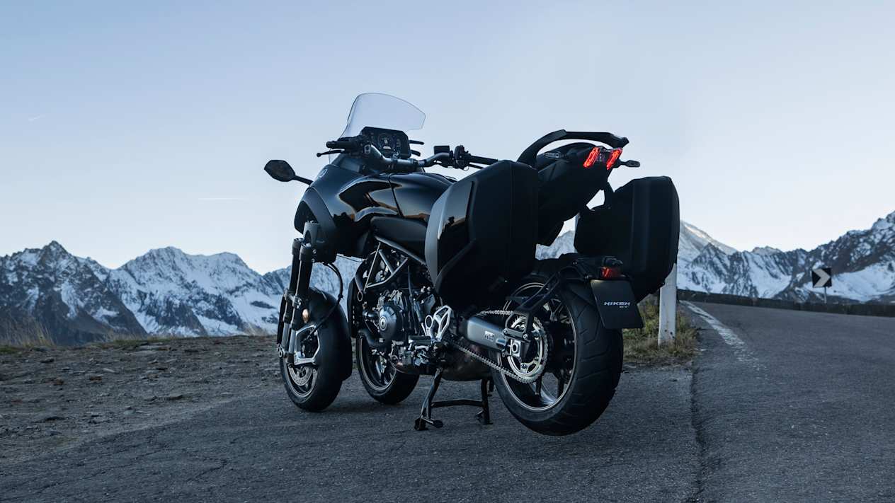 Yamaha Niken GT 2023 : trois quarts arrière gauche en montagne