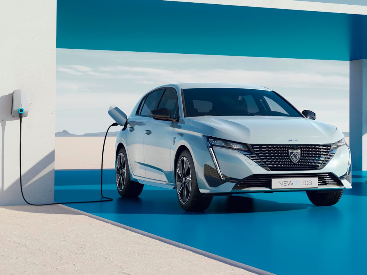 Peugeot e-308 et e-308 SW : Trois quart avant droit en recharge