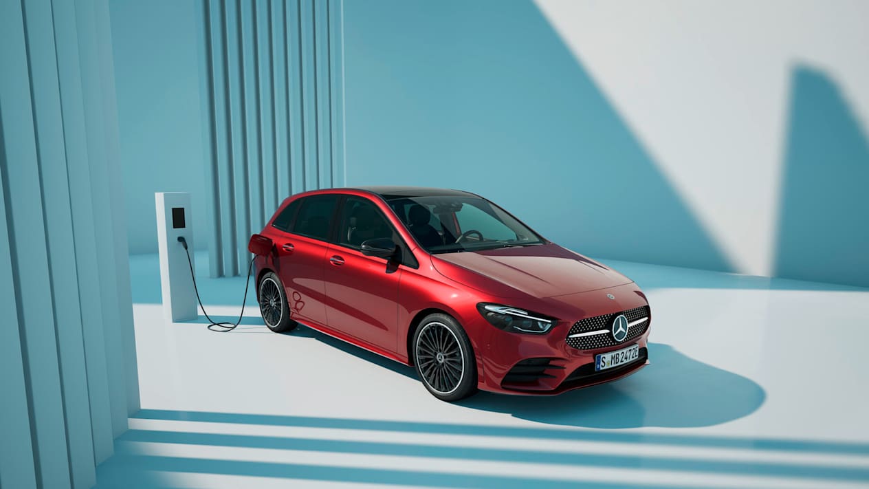 Mercedes-Benz Classe B 2023 : En recharge et trois quart avant droit