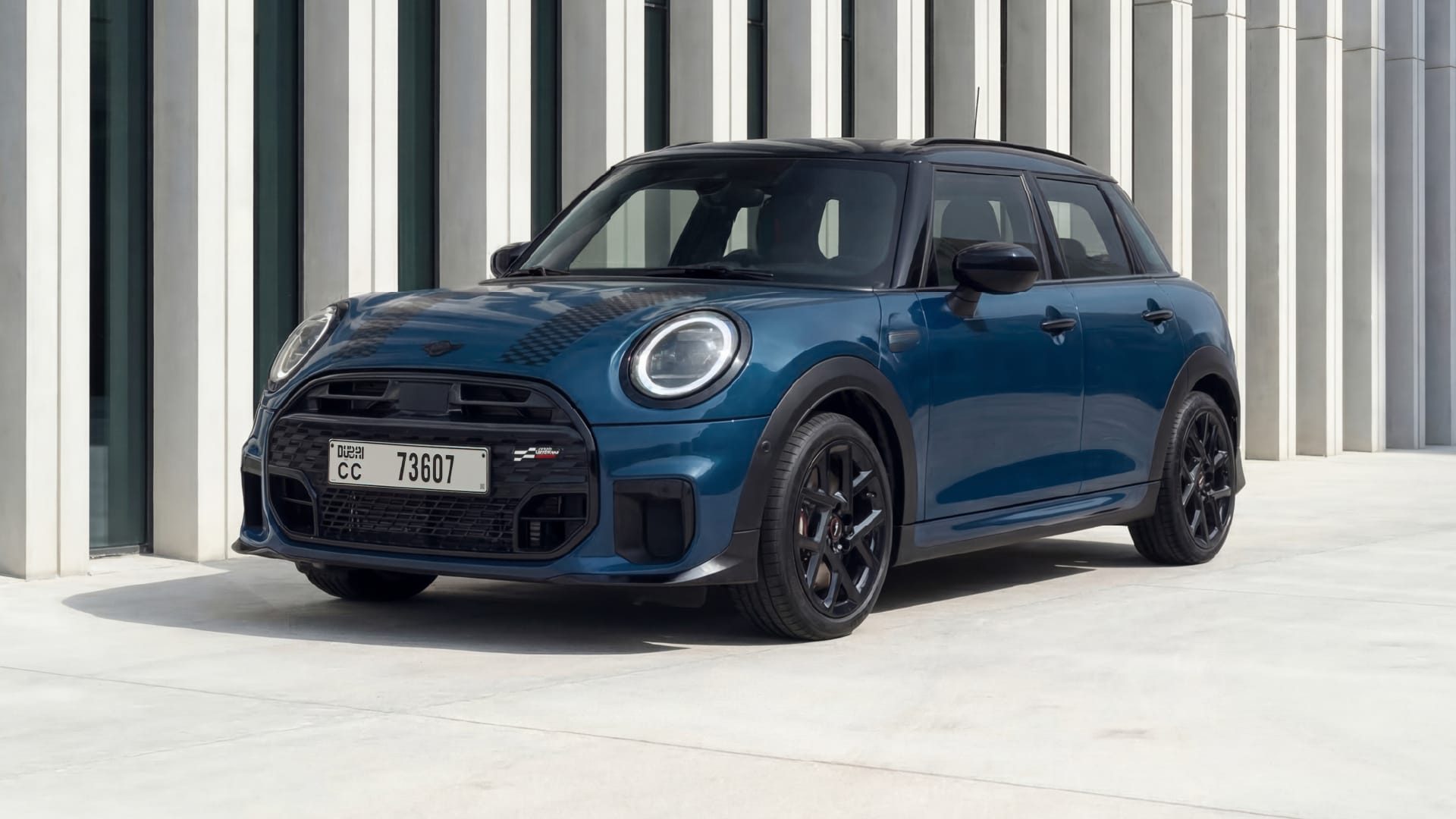 السيارة الجديدةMINI Cooper الخماسية الأبواب.
