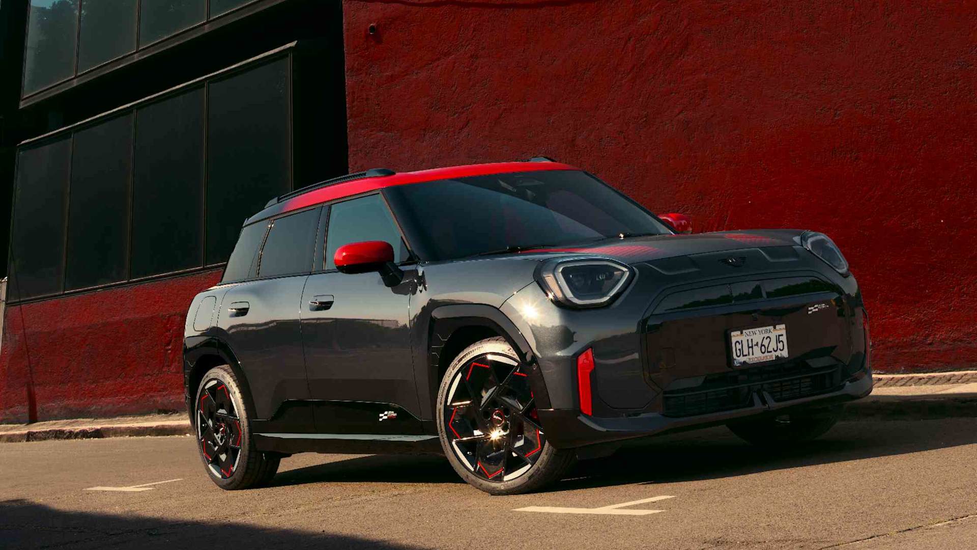 سيارة MINI JOHN COOPER WORKS.