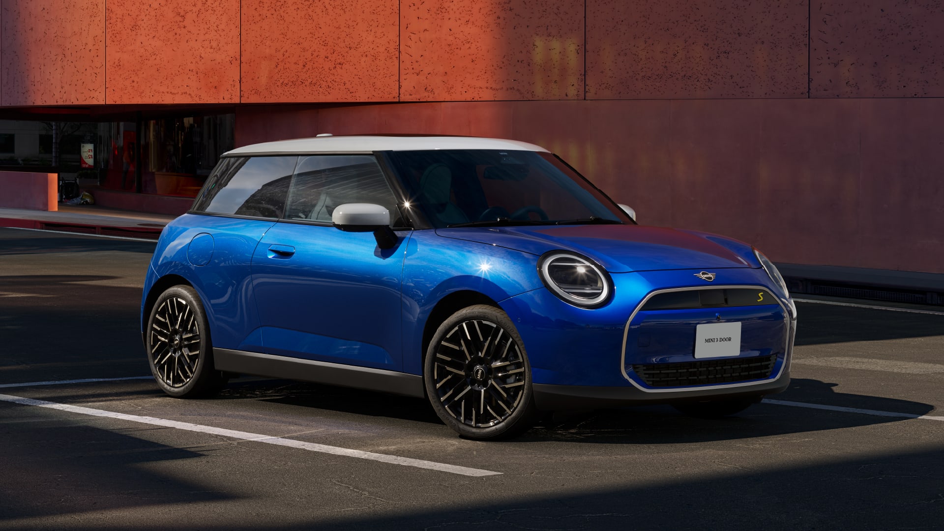 السيارة MINI COOPER  الكهربائية الجديدة بالكامل