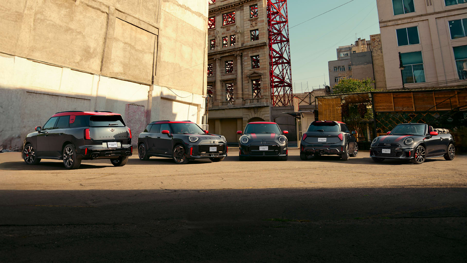 السيارة MINI JOHN COOPER WORKS.