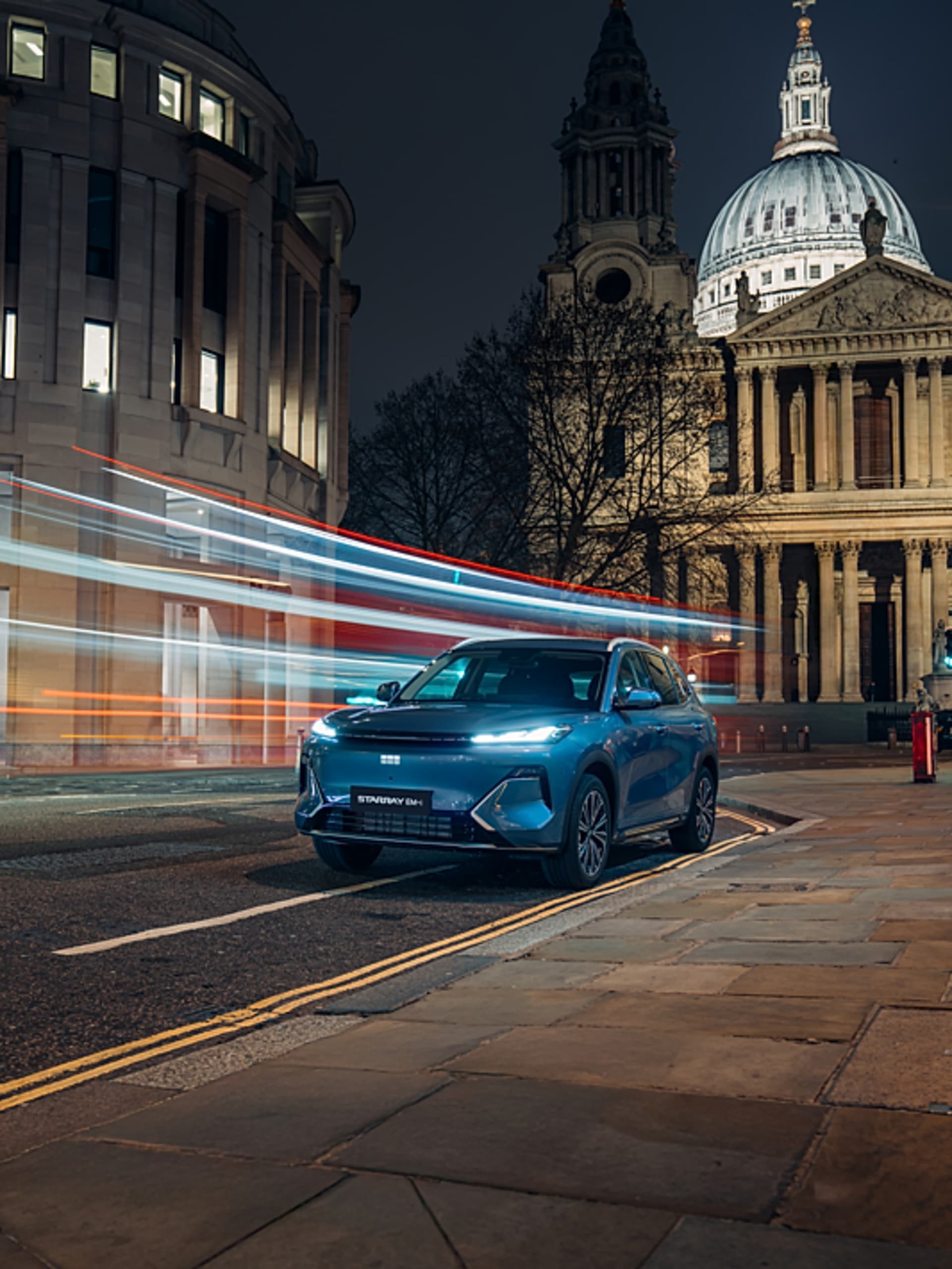 Geely Starray EM-i Glacier Blue city driving at night