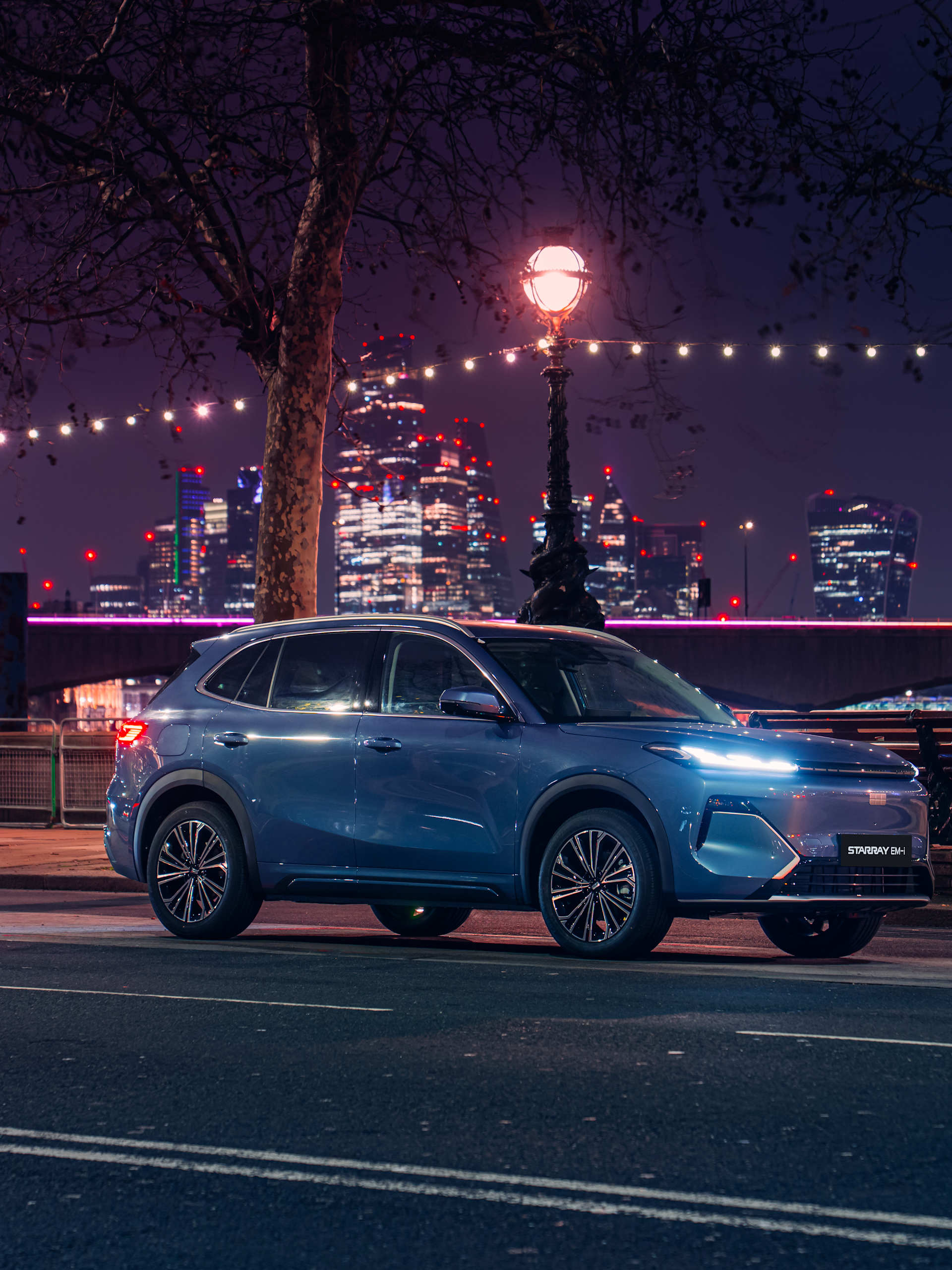 Geely Starray EM-i Glacier Blue city driving at night