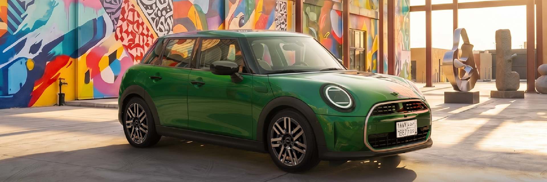 السيارة الجديدة MINI Cooper الخماسية الأبواب.