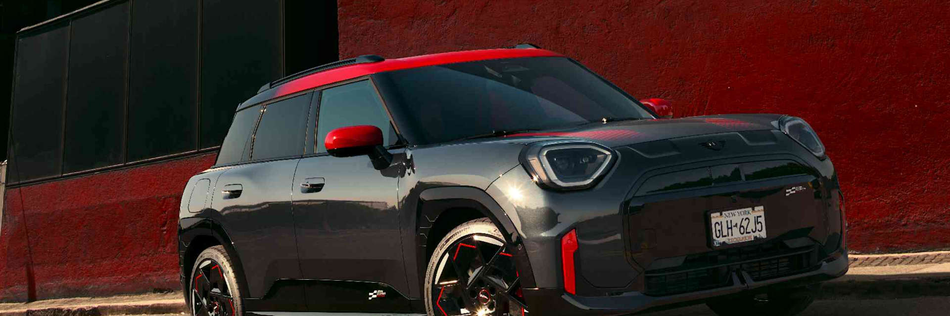 سيارة MINI JOHN COOPER WORKS.