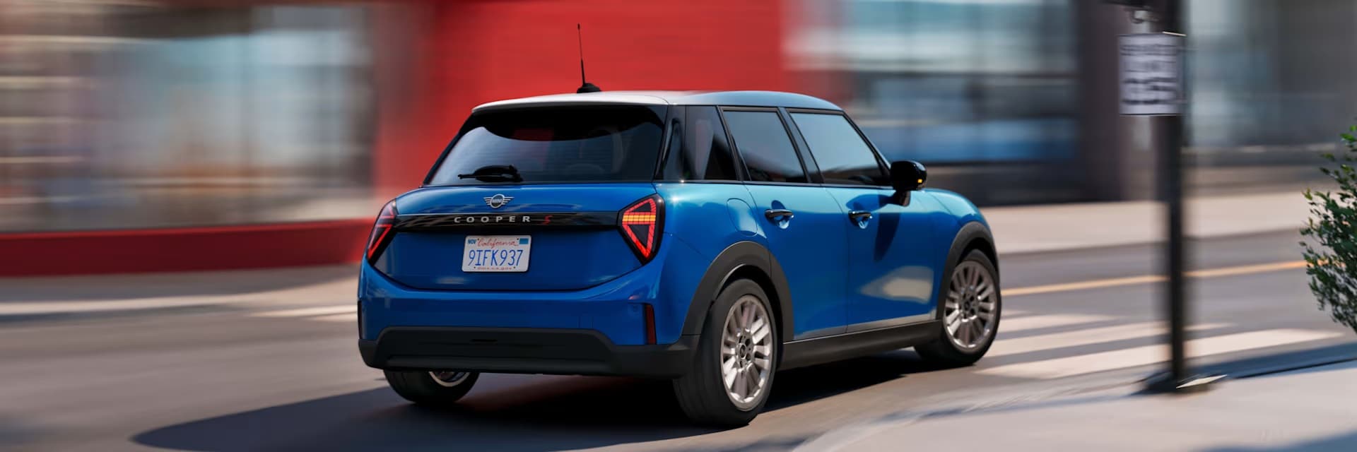السيارة الجديدةMINI Cooper الخماسية الأبواب.
