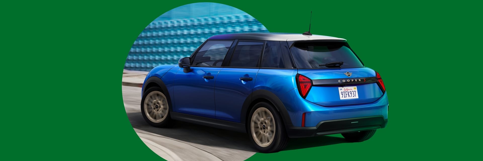 السيارة الجديدةMINI Cooper الخماسية الأبواب.