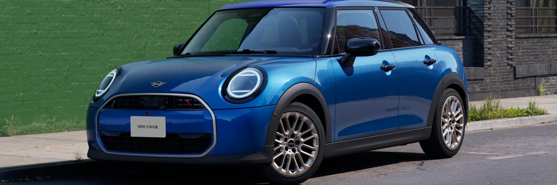 السيارة الجديدة MINI Cooper الخماسية الأبواب.