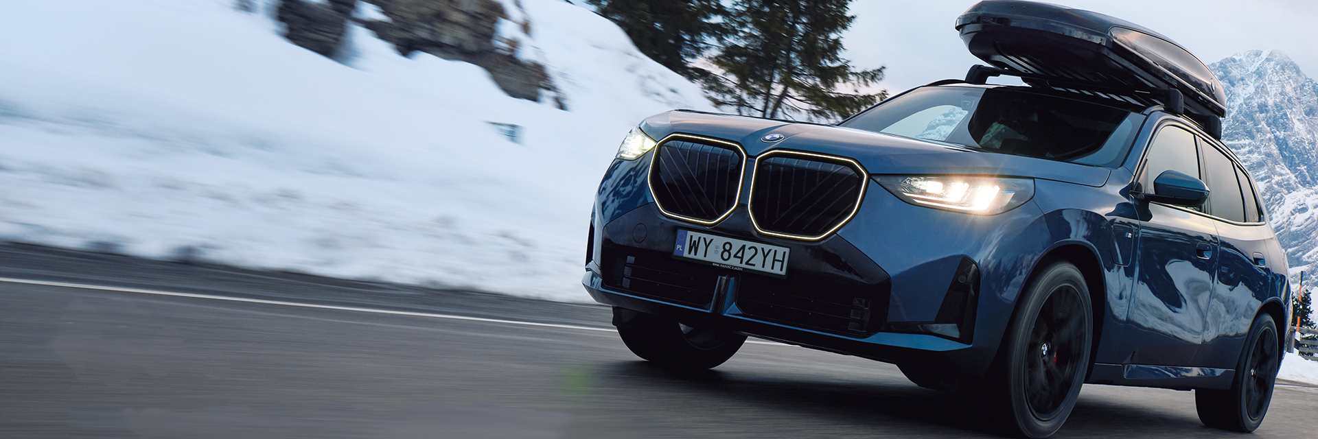 BMW X3 G45 z boksem na dachu. Zima w górach