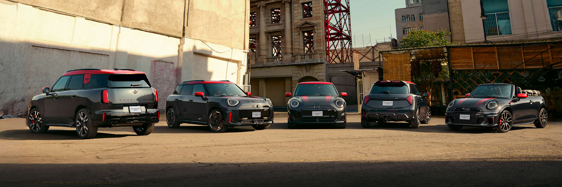 السيارة MINI JOHN COOPER WORKS.