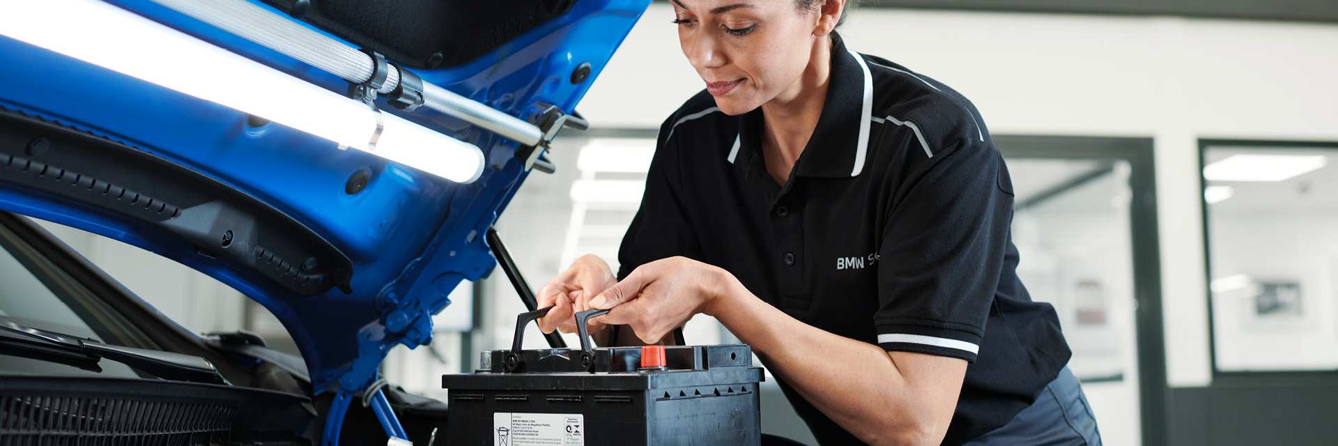 Mechaniczka BMW wymienia akumulator