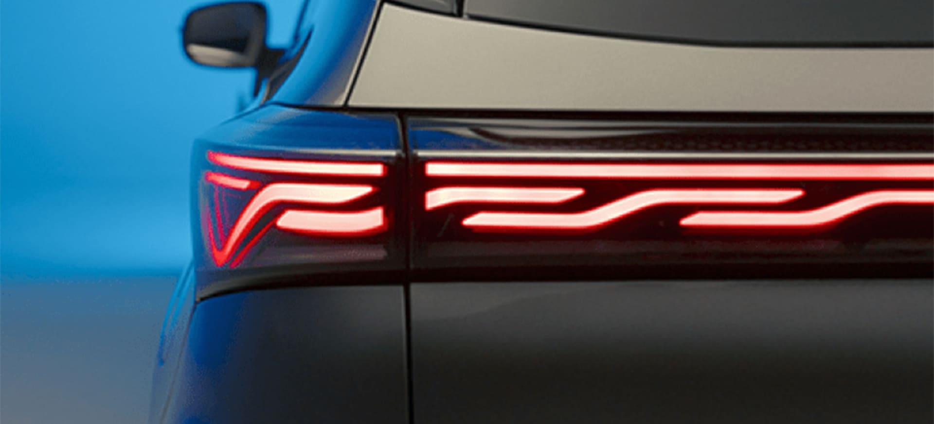Close-up of a Chery TIGGO 7 rear light and badge, featuring sleek design elements against a blue background.