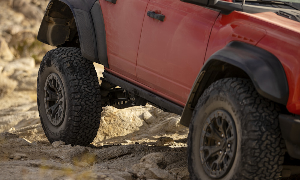 2025 Ford Bronco Raptor – 37-inch Tires and 4500 lbs Towing Capacity