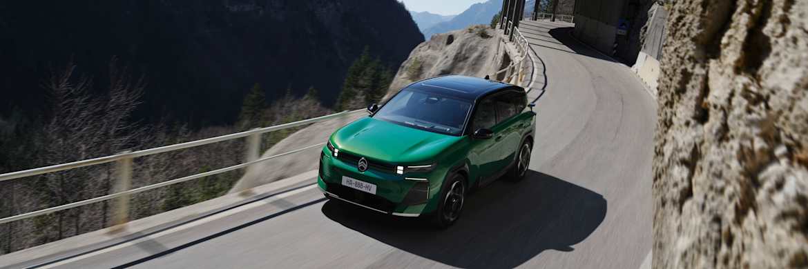 Citroën C5 Aircross 2025 : trois quarts avant gauche plongeant sur route