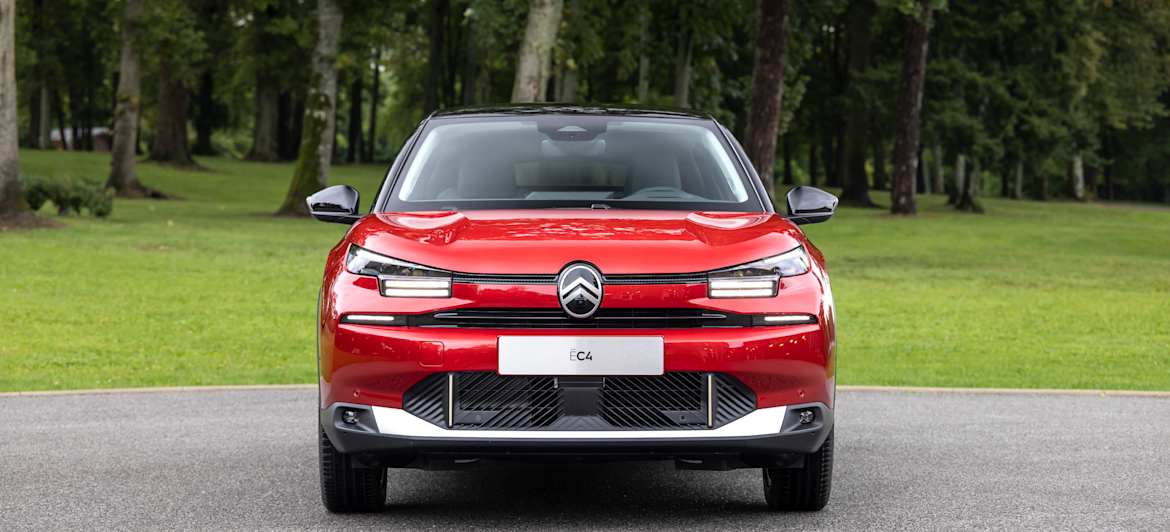 Citroën C4 2025 rouge elixir : face avant statique