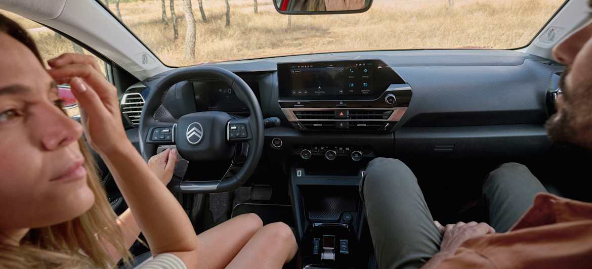 Citroën C4 2025 : intérieur avec passagers