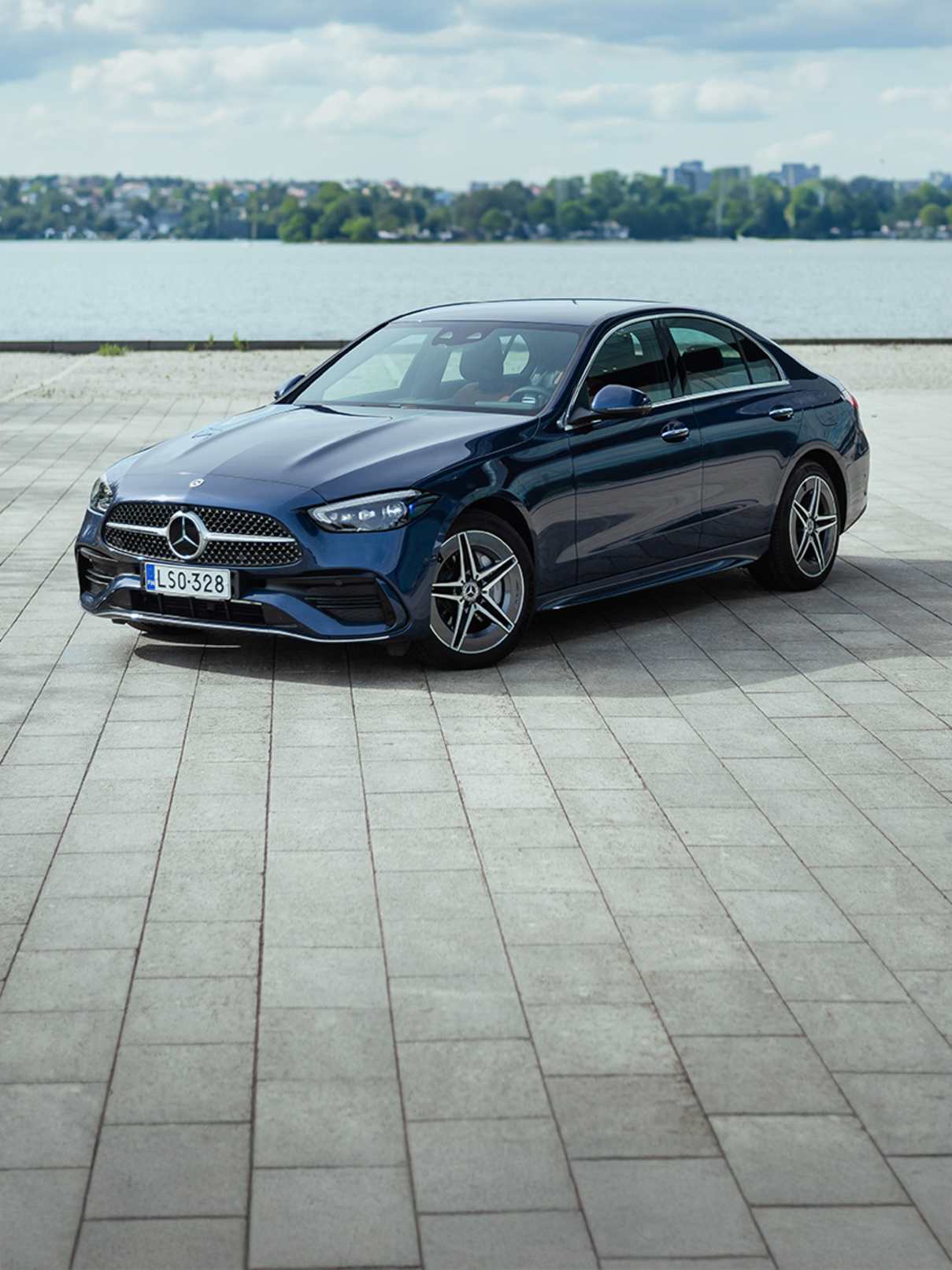 Sininen Mercedes-Benz C-sarjan sedan meritaustalla.