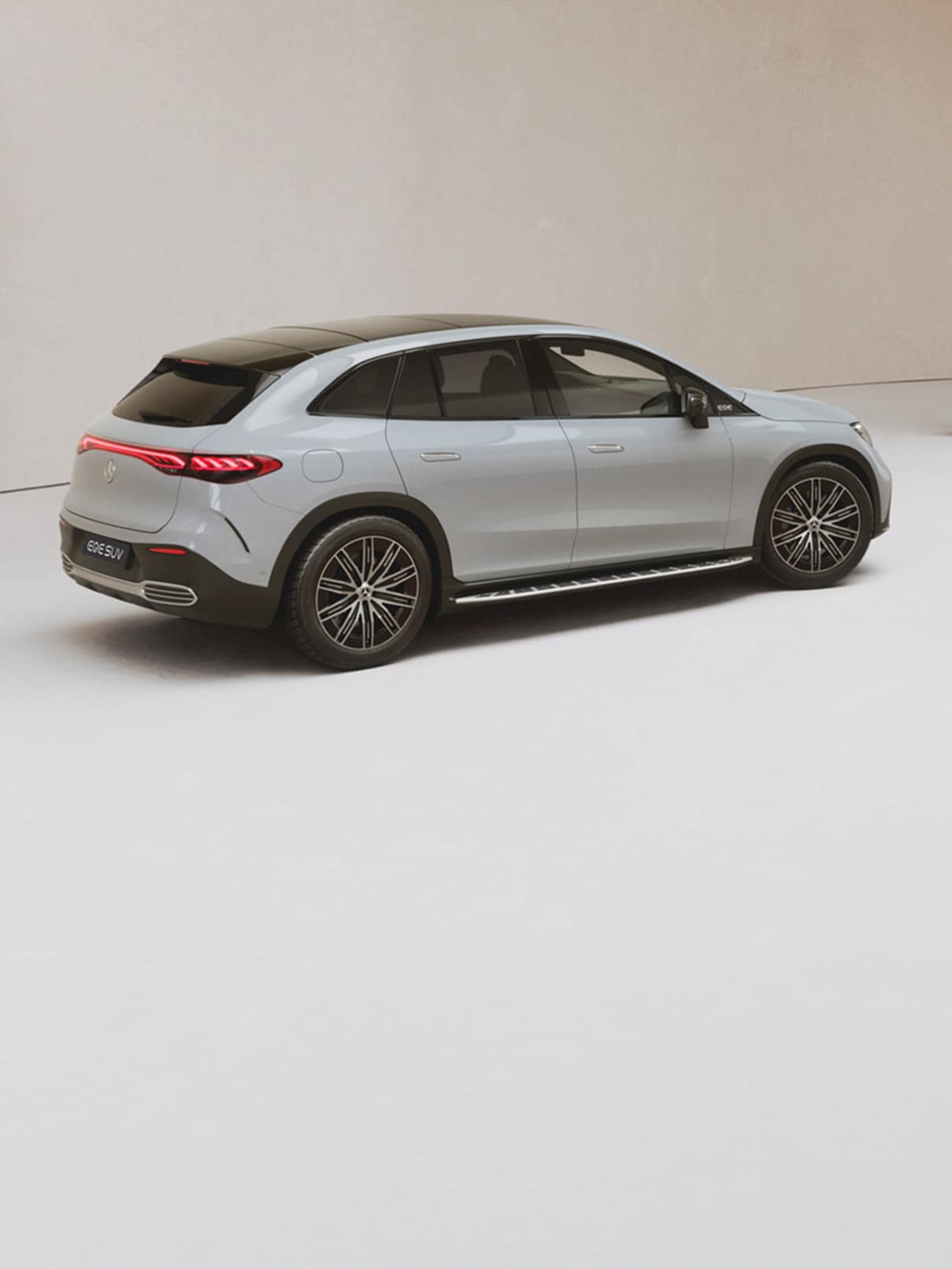 Mercedes-BEnz EQE SUV beigellä taustalla.