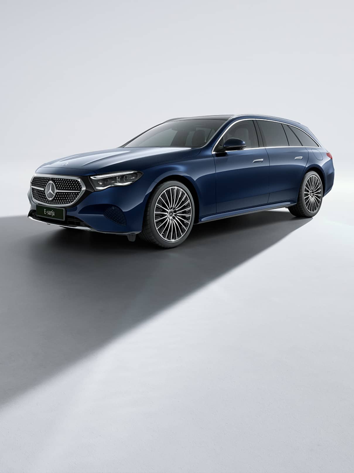 Sininen Mercedes-Benz E-sarjan farmari.