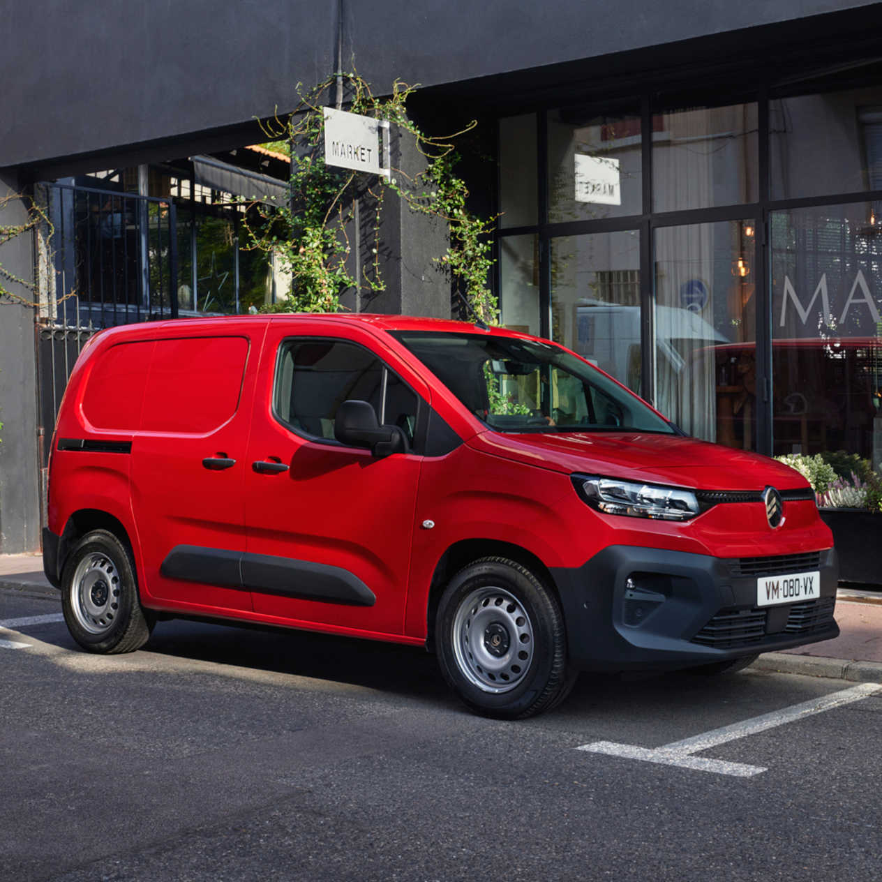 Citroën Berlingo Van 2024 : trois quarts avant droit garé devant une entreprise