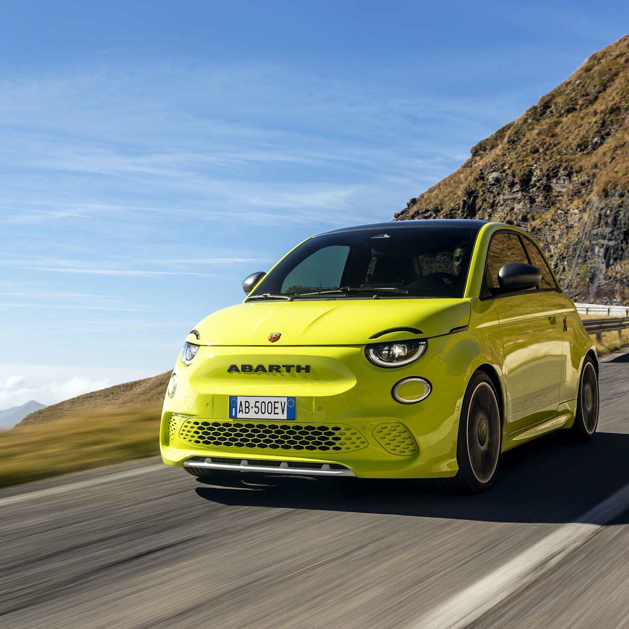 Fiat Abarth 500e Scorpionissima : Trois quart avant gauche