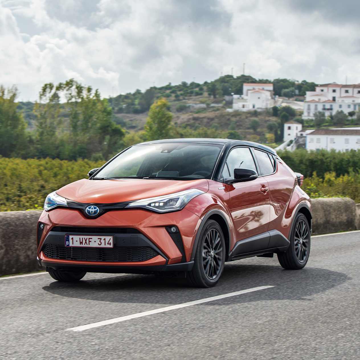 Toyota C-HR 2019 : trois quarts avant gauche sur route