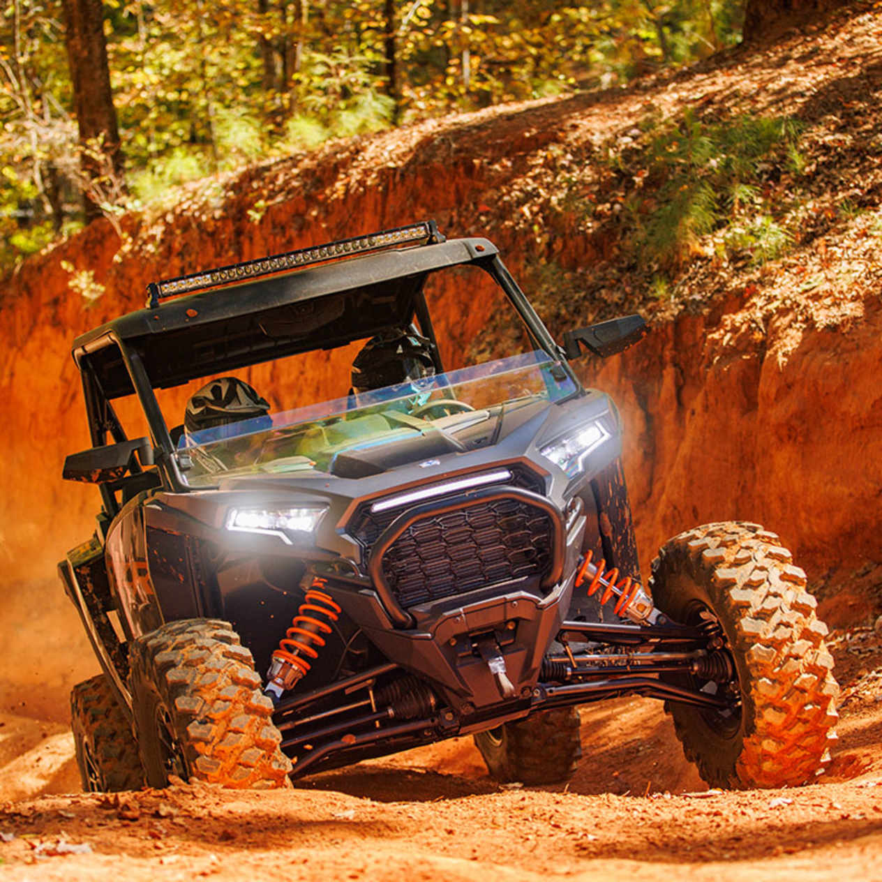 Polaris RZR XP 2023 : face avant en action sur chemin