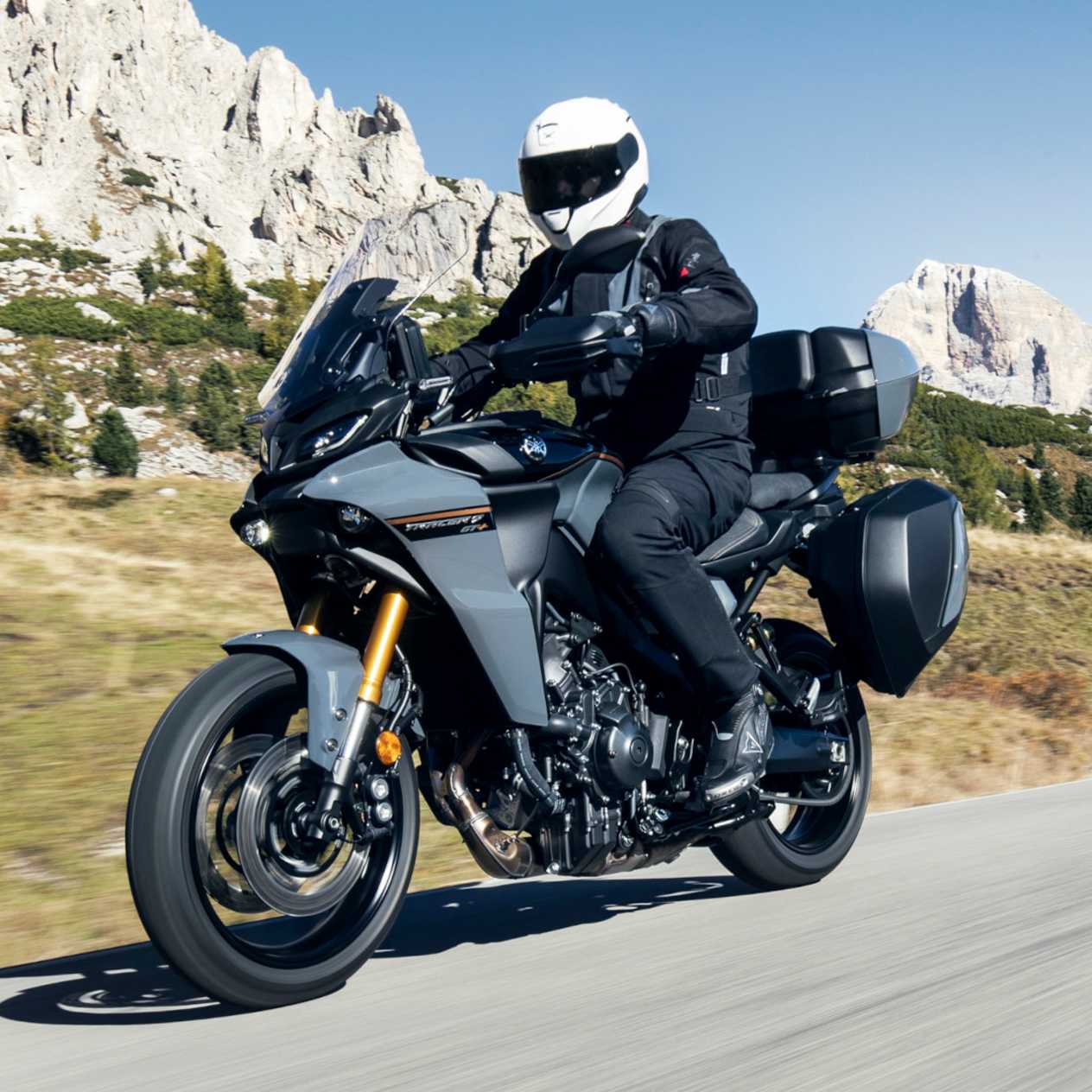 Yamaha Tracer 9 GT+ 2023 : trois quarts avant gauche dans les montagnes